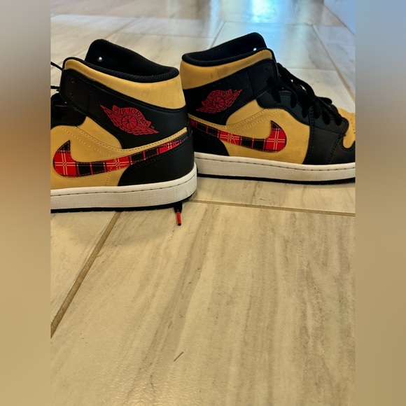 Air Jordan 1 Tartan Swoosh - Mid like new.im willing to trade - Picture 3 of 4